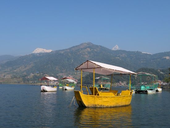 Nach 6 Stunden endlich in Pokhara am Phewa-See.