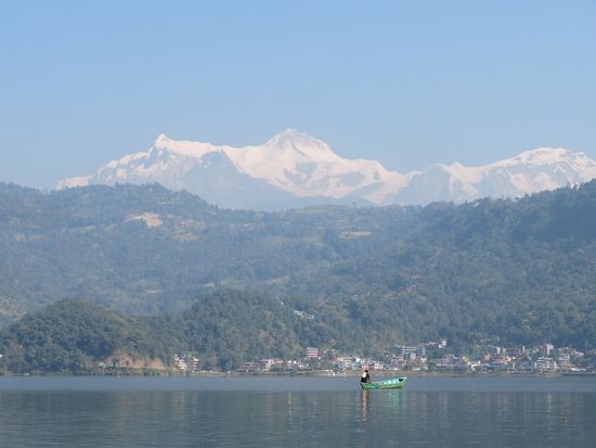 Man hat einen beeindruckenden Blick auf den Hauptkamm des Himalaya mit den drei Achttausendern: Dhaulagiri mit 8167 m, Annapurna I mit 8091 m und Manaslu mit 8163 m.