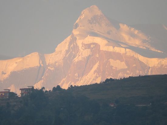 Der Machapuchare am frühen Morgen. Er gilt als Sitz des „Buddhas des grenzenlosen Lichts“. Der bei der einheimischen Bevölkerung heilige Berg wurde 1964 vom nepalesischen König mit einem Besteigungsverbot belegt. In den 1980er Jahren soll es eine illegale Erstbesteigung durch einen Neuseeländer gegeben haben, der jedoch kurz danach am Makalu (5. höchster Berg) tödlich verunglückte. Man sollte die Götter nicht herausfordern.