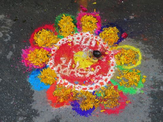 ... es werden liebevoll Bilder vor den Hauseingängen gestaltet. Kinder singen und sammeln tagsüber vor den Geschäften ...
