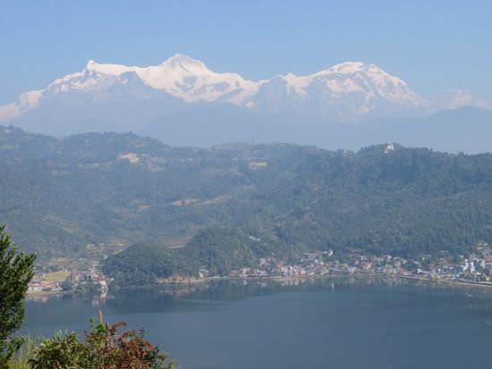 Nach 1 Tag Ausruhen und Stadtbesichtigung queren wir am 2. Tag den See mit einem Ruderboot ...