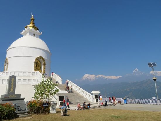 ... um nach einem steilen Anstieg die World Peace Pagoda oder Shanti Stupa zu besichtigen. Sie thront hoch oben auf einem schmalen Bergrücken, 1.113 m über dem Phewa Tal. Die Friedensstupa ist 35 Meter hoch, hat einen Durchmesser von etwa 105 Meter und war die erste Friedensstupa in Nepal.