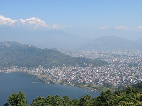 Bei gutem Wetter bietet sich ein wunderschöner Ausblick auf Pokhara, den Phewa-See und natürlich auch auf die schneebedeckten Berggipfel des Himalayas.