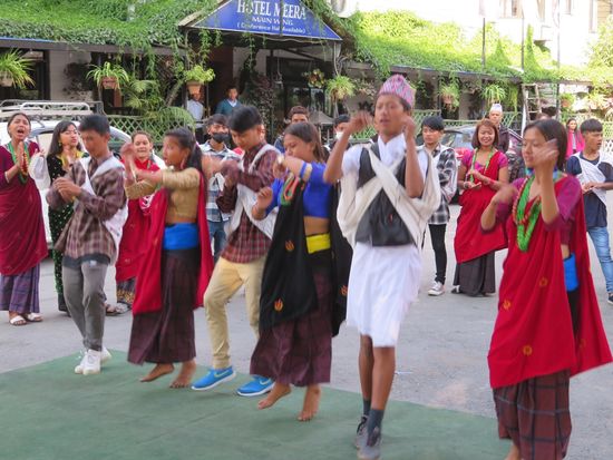 ... und abends werden auf den Straßen von den Jungs Deusi und von den Mädchen Bhailo gesungen (Balladen, die die Geschichte des Festes erzählen), begleitet von Lichtern und Feuerwerk.