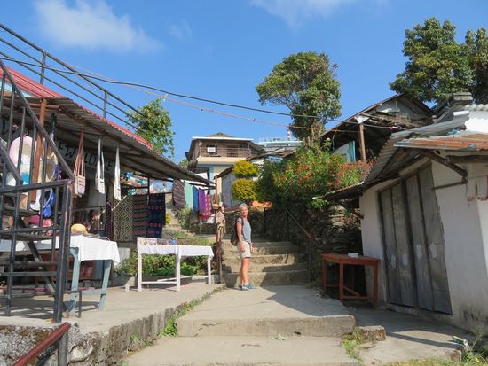 Am 3. Tag machen wir mit dem Taxi (OneWay) einen Auflug nach Sarangkot . Sarangkot ist ein kleines Bergdorf nördlich von Pokhara. Nicht das Dorf ist die eigentliche Sehenswürdigkeit, sondern die auf einer Höhe von knapp 1.600 Metern liegende Aussichtsplattform, von der man einen atemberaubenden Blick auf Berg und Tal werfen kann.
