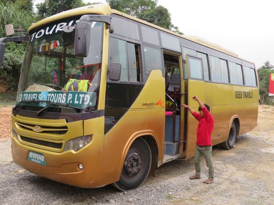 Morgens früh geht es in einem komfortablen Touri-Bus für 800 NPR pp. nach Kathmandu, ca. 200 km in 8,5 Stunden.