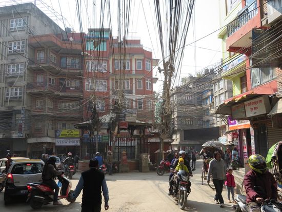 Ankunft gegen Nachmittag. Erster Spaziergang durch das Gewühle einer Hauptstadt und erste Eindrück von Thamel. Beachte das Wirrwar an Stromleitungen. Zu jedem Haus scheint eine eigene Leitung zu gehen.