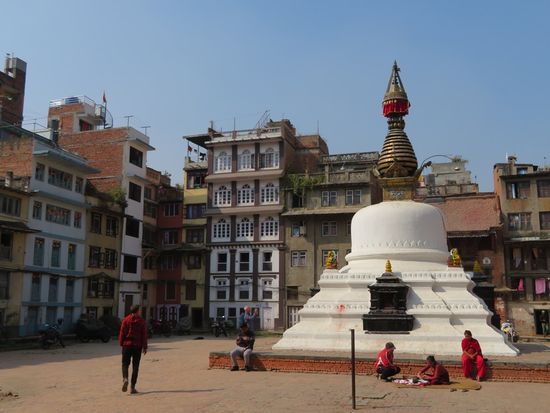 Im Hinterhof ein Stupa.