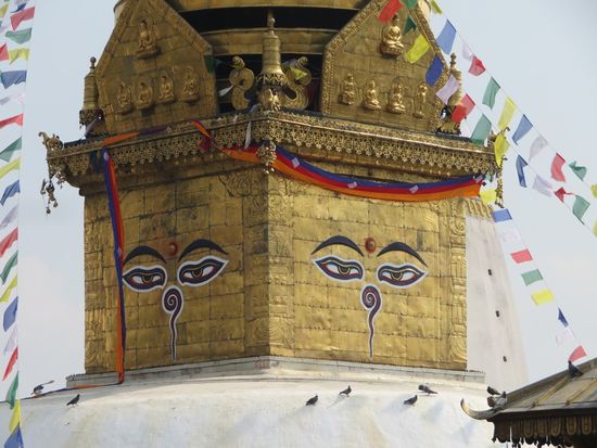Der buddhistische Stupa mit den aufgemalten Augen ist von Kathmandu aus betrachtet gut sichtbar.
