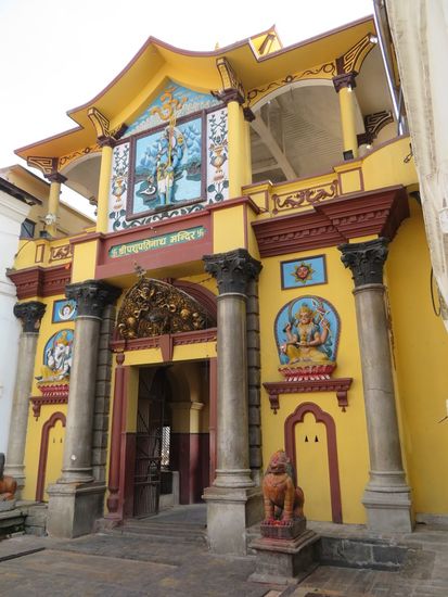 Wir bleiben draußen vor dem Tempel ...