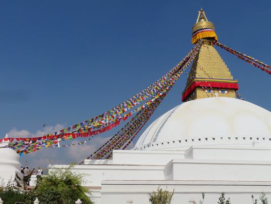 Buddhisten finden sich vor allem im Morgengrauen und zur Abenddämmerung bei dem Bauwerk ein, um es im Uhrzeigersinn zu umrunden. In Vollmondnächten werden tausende Butterlämpchen auf den Terrassen, welche den Stupa im Grundriss eines Mandalas umgeben, entzündet.