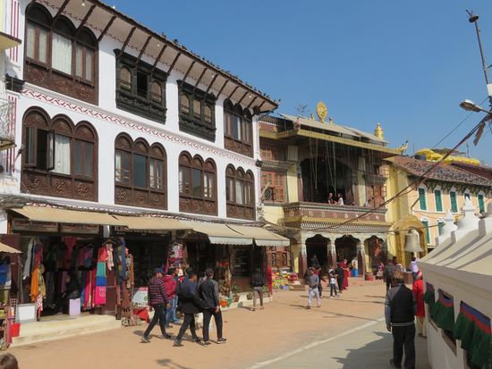 Die Gegend um den Stupa ist sehr touristisch. Man findet allerlei recht schöne Geschäfte. Hier kaufen wir auch die gewünschten tibetischen Flaggen.