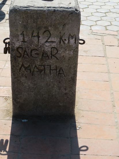 Wir sind 142 km vom Mount Everest (Sagarmatha) entfernt, wir sehen ihn sogar ...