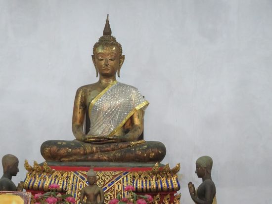 ... dazwischen ein lächelnder Buddha ...