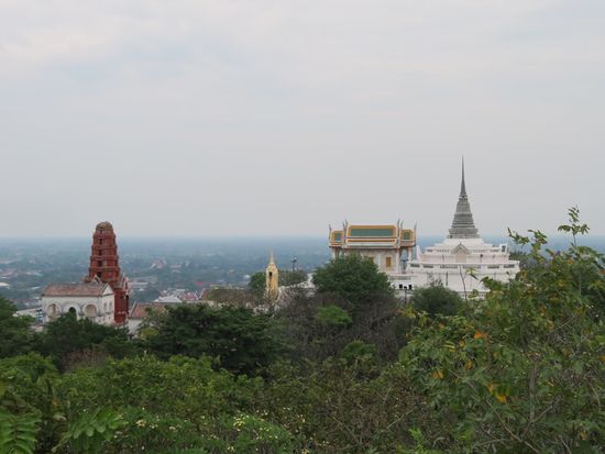 Wat Phra Kaeo (rechts) mit dem Prang aus rotem Sandstein (links).