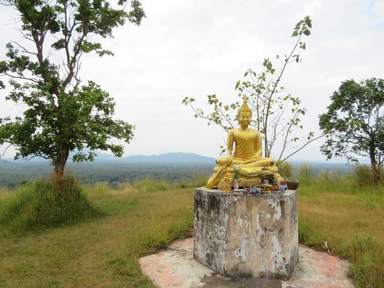 ... als Lohn oben ein kleiner goldener, wieder lächelnder Buddha und eine weite Sicht.