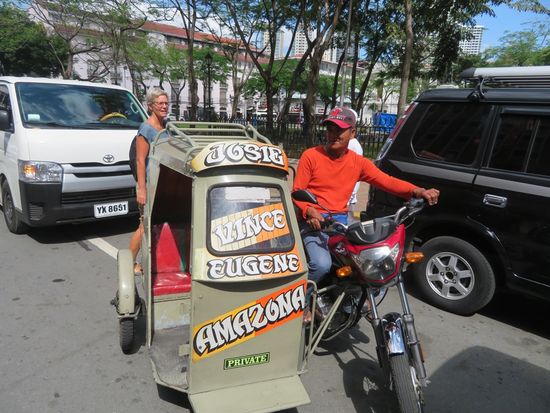 Das Wuselige bestätigt sich unten auf den Strassen. Man fährt in sog. Tricycles, die - für 2 Fahrgäste !!! - mehr oder weniger breit sind ...