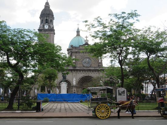 Wir besuchen die beeindruckende Kathedrale von Manila in der Altstadt (Stadtteil Intramuros) ...