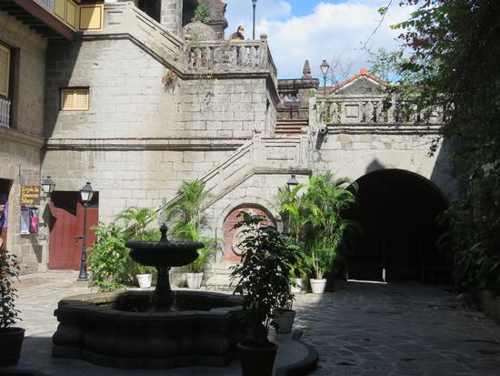 In der Altstadt findet man spanische Gebäude mit herrlichen Innenhöfen ...