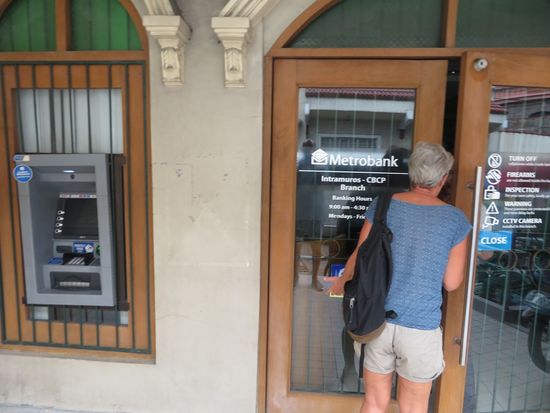 Hillo in Verhandlung mit unserem - zweifellos netten , aber hilflosen - Securityman.