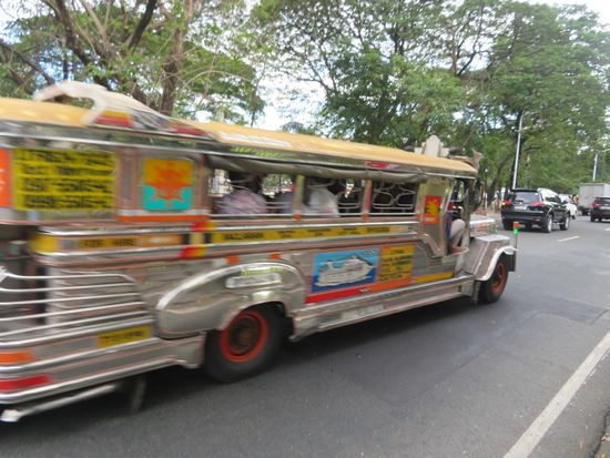 ... oder mit den schnellen und extrem lauten Jeepneys ...
(TIP. Die Fahrtroute steht an der Seite drauf.)