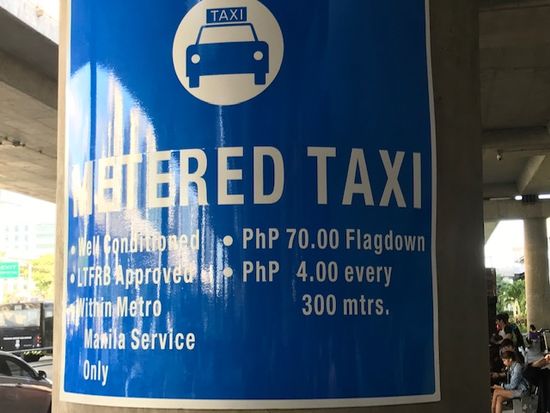 Taxis haben einen Taximeter, der i.A. nach Aufforderung eingeschaltet wird; dann ist Taxifahren wirklich preiswert. Wir stehen ab Flughafen sofort im üblichen Stau.