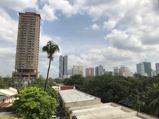 Blick aus unserem Hotel. ZEN Rooms Aloha (44€ für 2 Tage im Stadtteil Malate).
