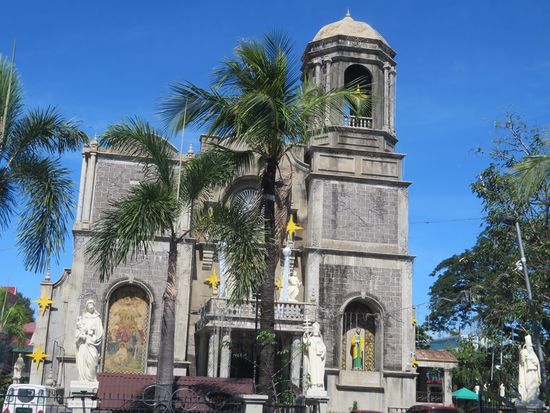 ... alte spanische Kirchen unter hellblauem Himmel ...