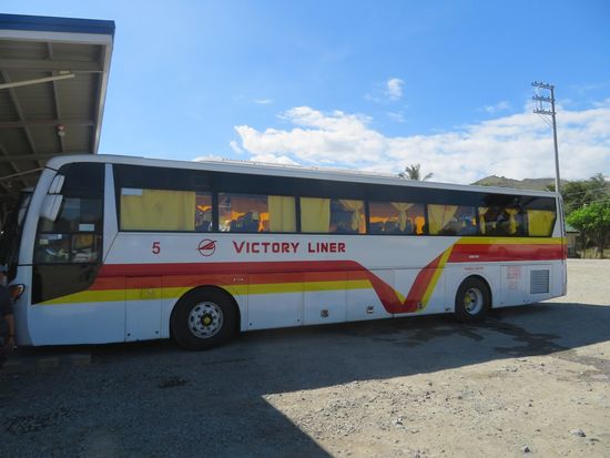 Sonntag morgen um 8:00 Uhr: mit dem Taxi nach Sampalog und dann mit dem Tagbus in Richtung Banaue.