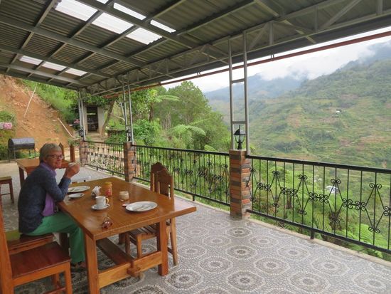 ... man (und Frau) sitzt auf der Terrasse und trinkt Kaffee ...