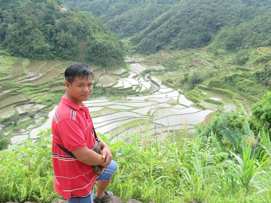 ... mit unserem "Fahrer" Jhun Segundo der uns schon am Busbahnhof in Banaue abgefangen hat ...
Ein netter Kerl, der natürlich für seine Familie mit 2 Söhnen jeden Peso gebrauchen kann. Er ist unbedingt zu empfehlen, deshalb seine.Tel. 09356259946 hier.