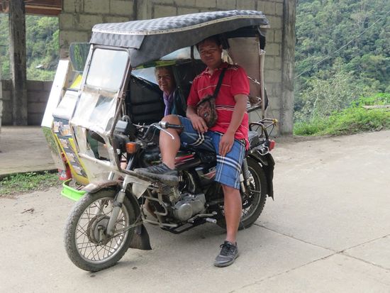 ... und uns mit seinem schmalen Gefährt über enge, steile Straßen durch die Gegend fährt ...
Manches Mal müssen wir aussteigen, weil es zu steil wird.