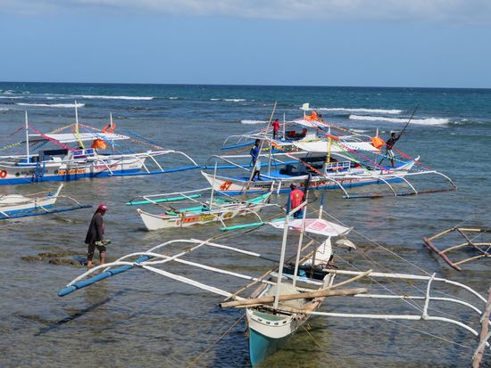 ... werden wir erstmal in Auslegerboote "eingeschifft" ...