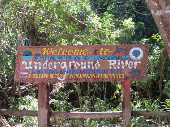 Wir wählen das Highlight: eine Tour zum Undergroud River (2.000 PHP pp). Wir buchen im Hotel und lassen uns früh morgens abholen.
Die weltbekannte Touristenattraktion befindet sich ca. 3 Autostunden nordwestlich der Inselhauptstadt Puerto Princesa bei dem Fischerdorf Sabang und wurde 1999 von der UNESCO zum Weltnaturerbe erklärt.