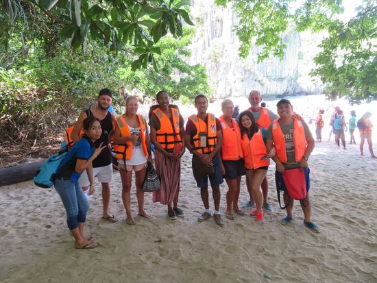 ... dann 5min durch den Urwald ...
Unser Team (von links): Unsere nicht auf den Kopf gefallene Reiseleiterin, 2mal Schweiz, USA, Filipino, Hillo, Filipino, Erich, Filipino.