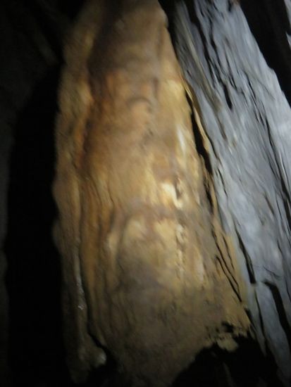 ... drinnen dunkel, aber jedes Boot hat eine gute Lampe. Stalaktiten. Von oben nach unten. Kann man sich doch merken. Mit Gesichtern. Wie hier: Jesus-Face.