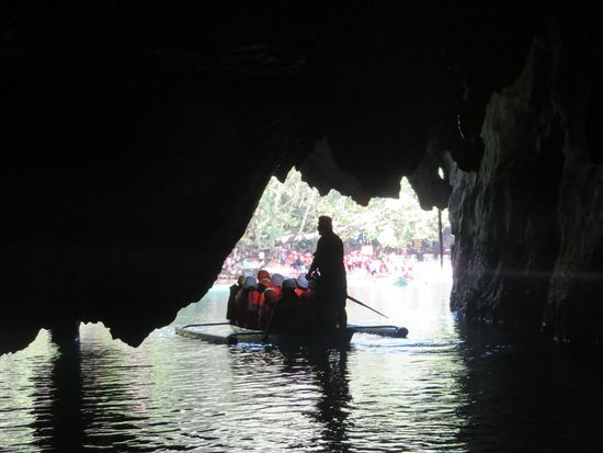 40 min mit lehrreichen Informationen über Kopfhörer. Alles super organisiert. Aber auch superviele Touristen. Dann geht's wieder raus. Wir stellen fest: Höhlen sind nicht unser Ding.