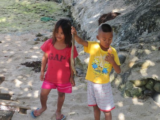 Kinder mit Eis und Schlangen.