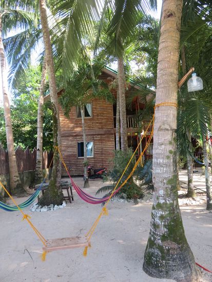 ... dann nach Ankunft ein 15 min. Spaziergang am Beach entlang bis zum La Salangane Hotel, ein altes französisches Holzhaus mit 4 großen Apartments incl. Küche (etwas teuerer 2.500 pTag) und einem kleinen Garten, direkt am Meer, luftig und sehr ruhig etwas außerhalb der Stadt. Wir bleiben 3 Nächte.