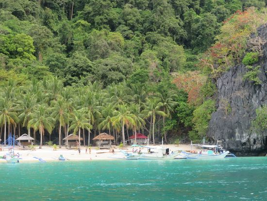 Man hält bei 7 Commando Beach, Shimizu Island, Big Laggon, Small Laggon und Secret Lagoon.