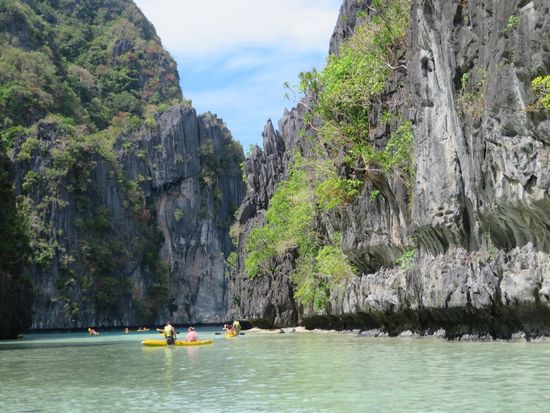 ... wird mit Paddelboot erkundet.