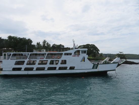 ... dann mit dem Taxi zum Pier 1 und mit der Fähre nach Tagbilaran auf Bohol. Die Fähren fahren fast jede Stunde und die Organisation ist wie auf dem Flughafen: Ticket kaufen, Steuer bezahlen, Einchecken, Warten.