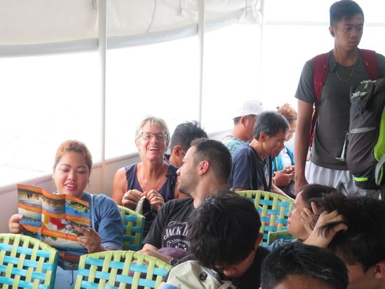 Man kann zwischen 3 Klassen wählen. Wir nehmen das billige Oberdeck  (450 PHP pp), weil viel Luft und keine AirCondition.