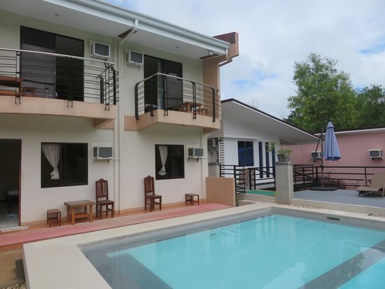 ... bis man in Tagbilaran anlegt und dann mit einem Tricycle 30 min. nach Panglao (Halbinsel im Süden von Bohol) fährt. Unser Hotel ist das Greenfield Panglao mit kleinen Zimmern und lustigen Angestellten. Und - ganz praktisch - einem Shuttle-Service zum Beach (19€ pTag incl. Frühstück).