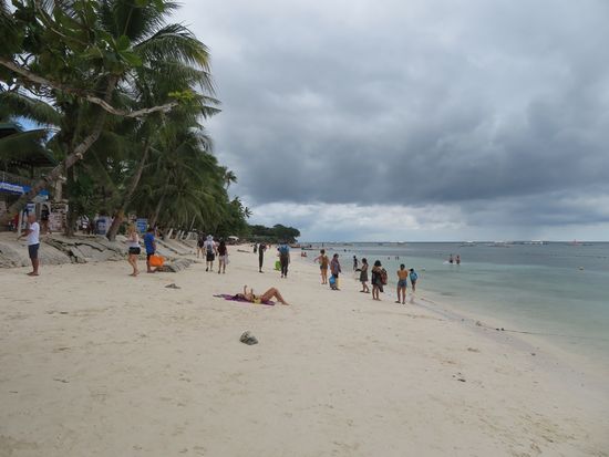 Der Beach ist der recht bekannte und überlaufene ALONA-Beach von allerbester Güte mit weißem Sand und türkisfarbenem Wasser ...