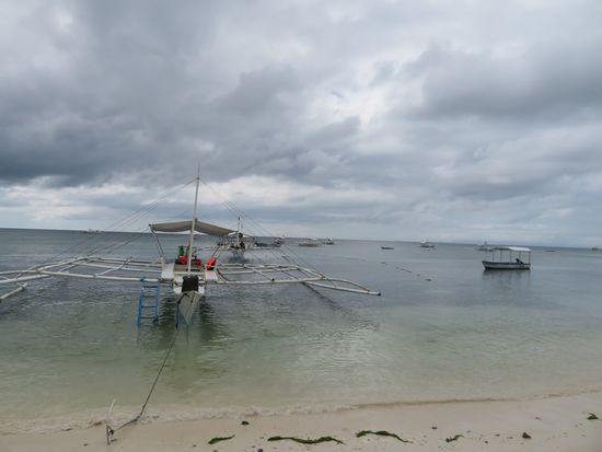 Es regnet. Sogar in Strömen. Die vielen Touristen - besonders Chinesen und Koreaner - flüchten in die reichlich vorhandenen Restaurants, die Boote zum Tauchen und Schnorcheln bleiben am Beach. Wir verbringen einen Tag bei Regen im Zimmer. Einziger Lichtblick: ein deutscher Biergarten mit Leberkäs - na, ja ging so. Hillo wollte erst nicht, hat aber dann auch gut asiatisch gegessen.