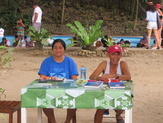 Die beiden kassieren fleißig - fürs Fußbad.