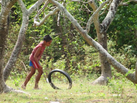 ... spielt mit Reifen.