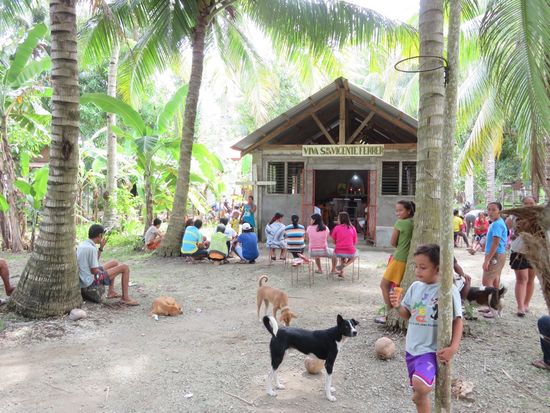 3 Leidenschaften zeichen aber Sonntags die Einwohner aus: Man sitzt in der Kirche (die Kirchen sind voll) oder davor und quatscht ein bißchen ...