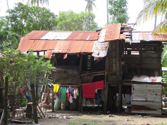 ... oder man sitzt vor seiner Hütte und trällert hingebensvoll und möglichst lauthals in seine Karaoke-Maschine, sodaß das Nachbardorf auch noch was davon hat.
